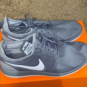Gray and white Nike Roshe 2